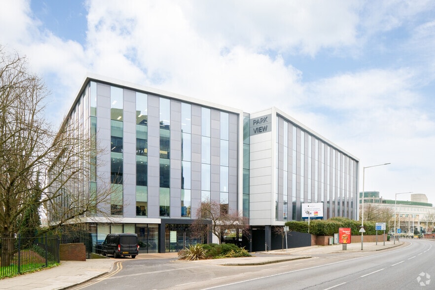 82 Oxford Rd, Uxbridge à louer - Photo principale – Image 1 sur 14