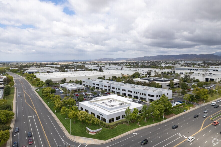 9927-9931 Muirlands Blvd, Irvine, CA à louer - Aérien – Image 2 sur 23