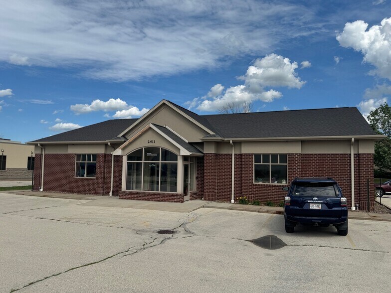 2411 Holmgren Way, Green Bay, WI à louer - Photo de l’immeuble – Image 2 sur 58