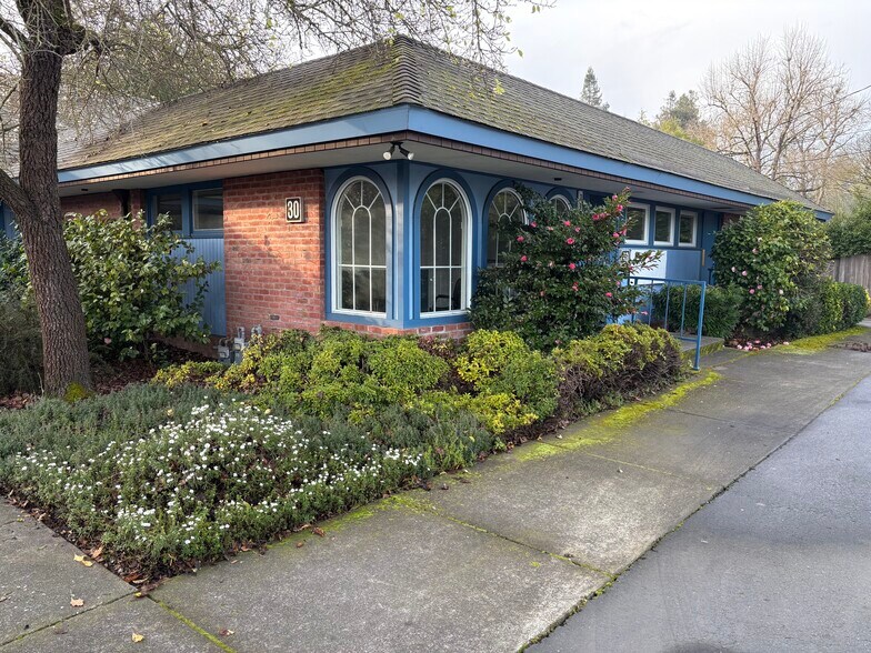 30-36 Doctors Park Dr, Santa Rosa, CA à louer - Photo de l’immeuble – Image 1 sur 2