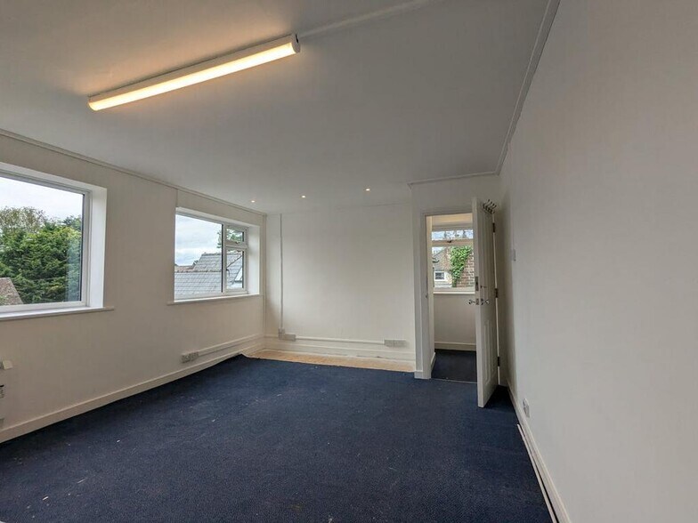 35 High St, Leatherhead à louer - Photo de l’immeuble – Image 3 sur 4