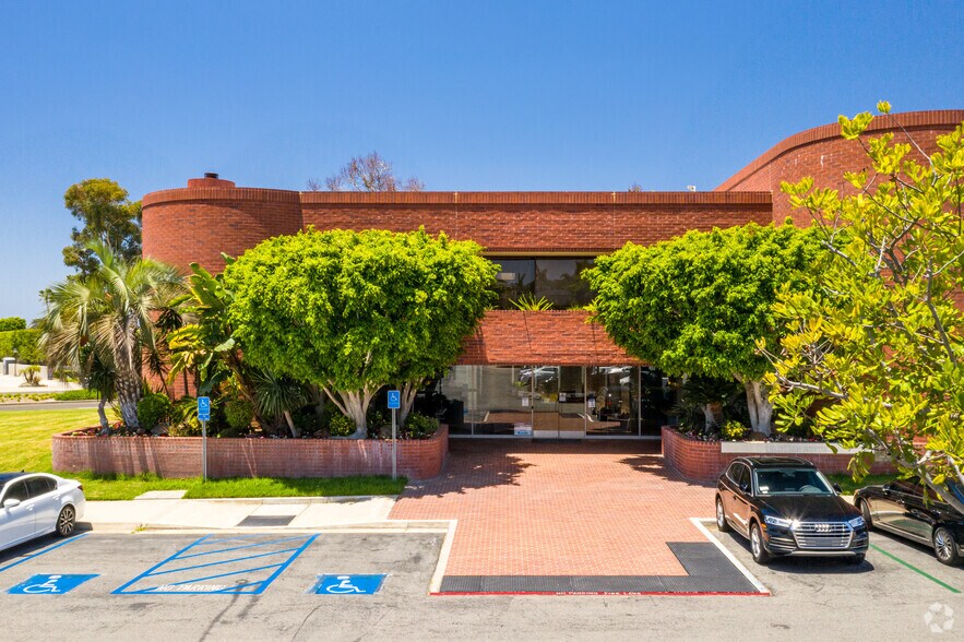 4 Corporate Plaza Dr, Newport Beach, CA à louer - Photo de l’immeuble – Image 2 sur 4