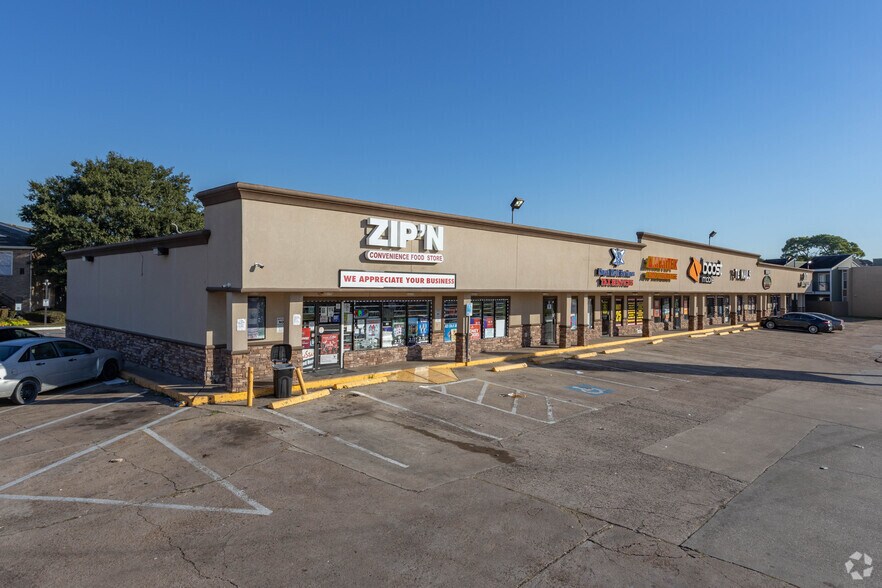 85 E Edgebrook Dr, Houston, TX à louer - Photo principale – Image 1 sur 1