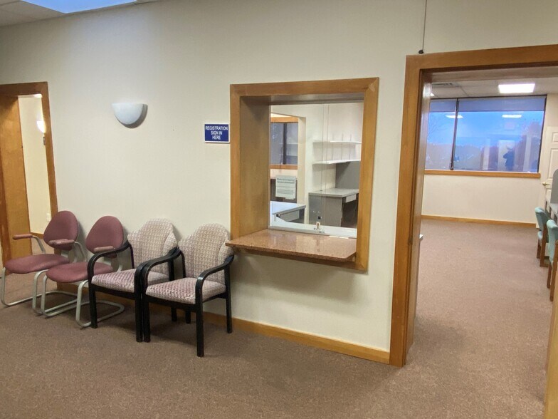 22 Pine St, Bristol, CT à louer - Photo de l’immeuble – Image 3 sur 8