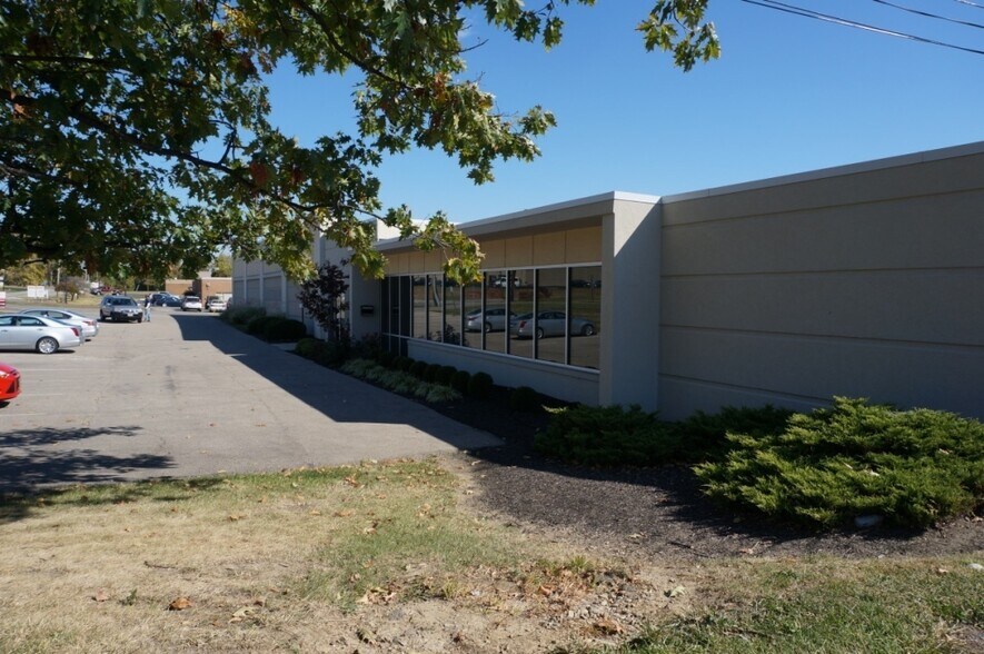 10570 Chester Rd, Cincinnati, OH à louer - Photo de l’immeuble – Image 3 sur 4