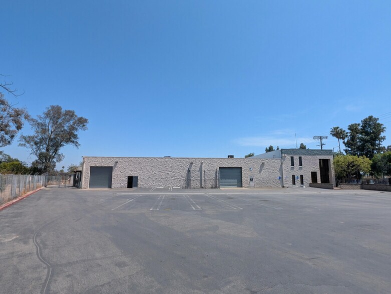 8866 Laurel Canyon Blvd, Sun Valley, CA à louer - Photo de l’immeuble – Image 2 sur 12