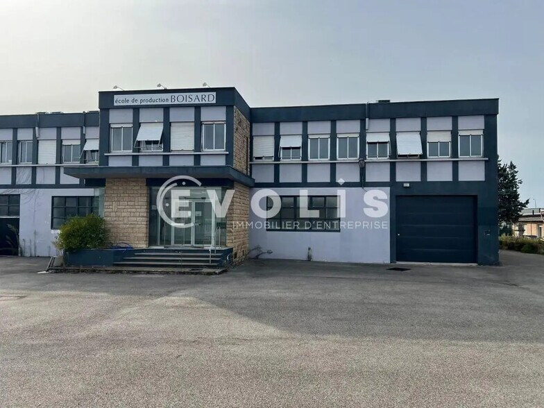 Bureau dans Décines-Charpieu à louer - Photo de l’immeuble – Image 2 sur 22