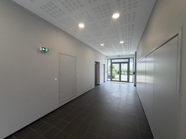 Bureau dans Guyancourt à louer - Hall d’entrée – Image 2 sur 7