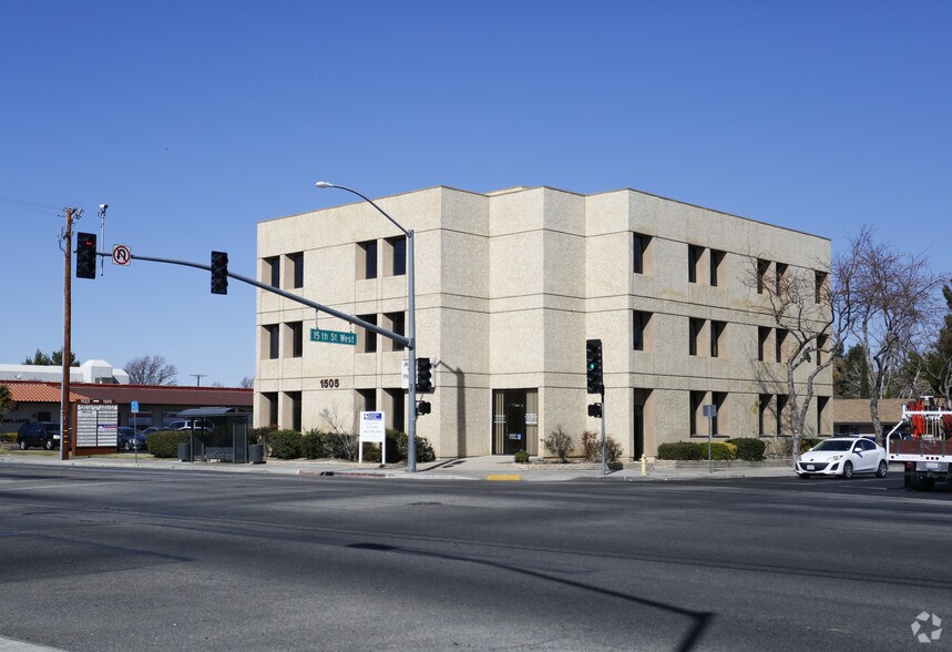 1505 W Avenue J, Lancaster, CA à louer - Photo de l’immeuble – Image 3 sur 4