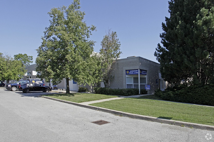 2485 Dunwin Dr, Mississauga, ON à louer - Photo de l’immeuble – Image 3 sur 6