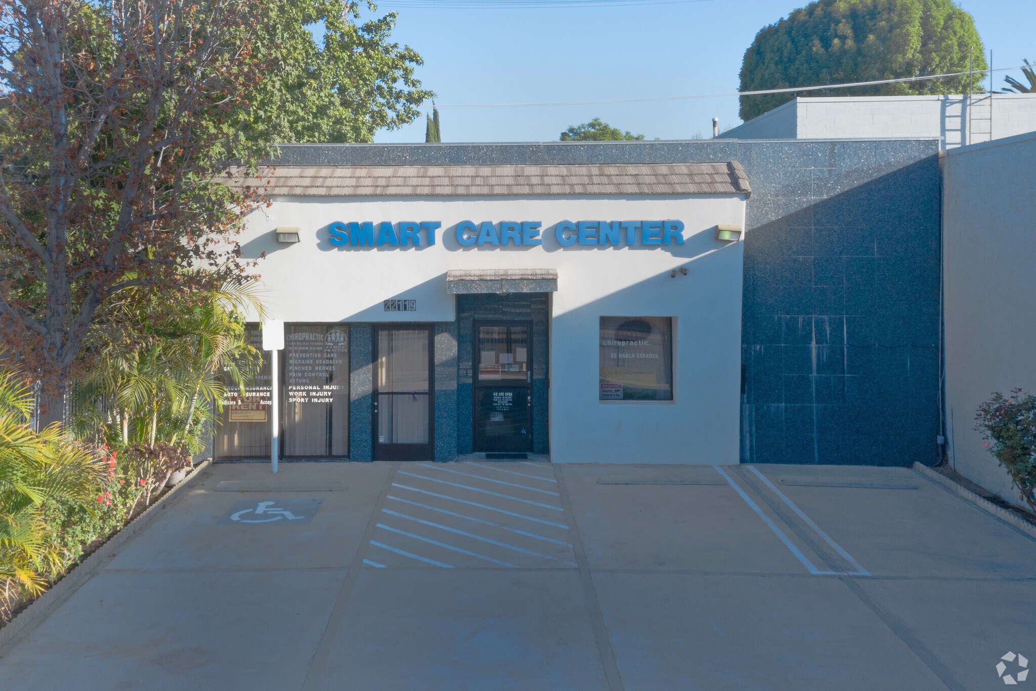 22119 Sherman Way, Canoga Park, CA à louer Photo de l’immeuble– Image 1 sur 25