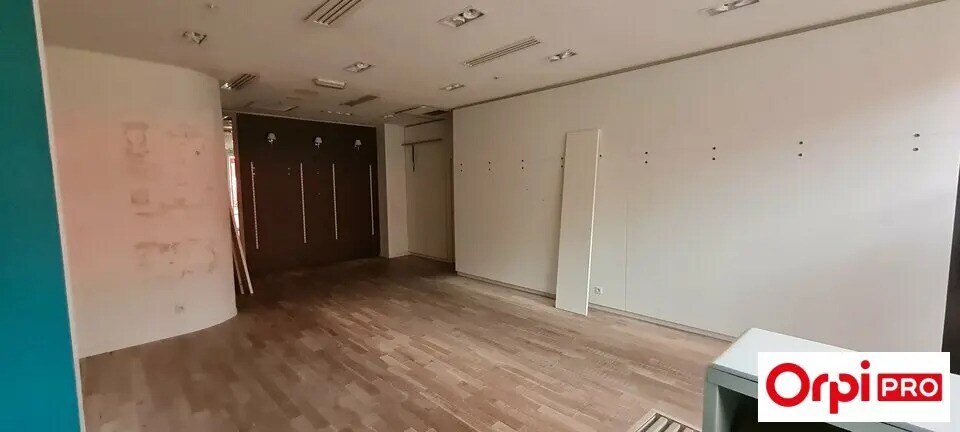 Local commercial dans Saint-Brieuc à louer - Photo de l’immeuble – Image 3 sur 8