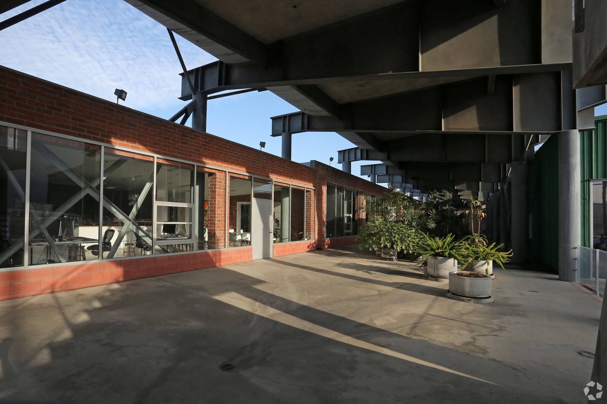 5760-5780 W Jefferson Blvd, Los Angeles, CA à louer Photo principale– Image 1 sur 10