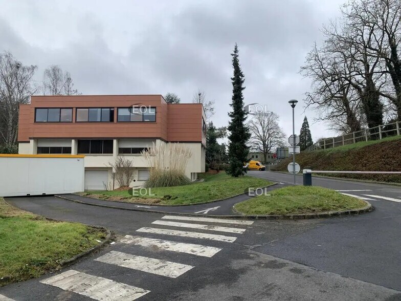 Local d’activités dans Ennery à louer - Photo de l’immeuble – Image 3 sur 3