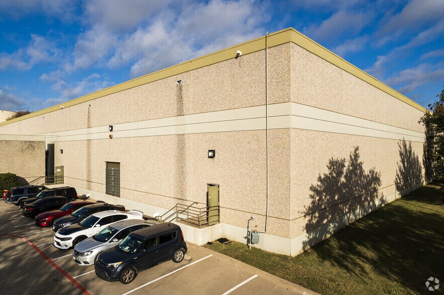1400 Lakeway Dr, Lewisville, TX à louer - Photo de l’immeuble – Image 3 sur 6