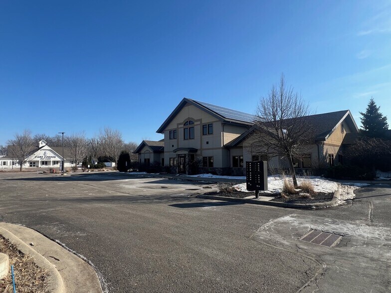121 Saint Andrews Ct, Mankato, MN à louer - Photo de l’immeuble – Image 2 sur 19