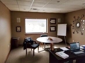 1530 Corporate Center Dr, West Bend, WI à louer Photo intérieure– Image 2 sur 29