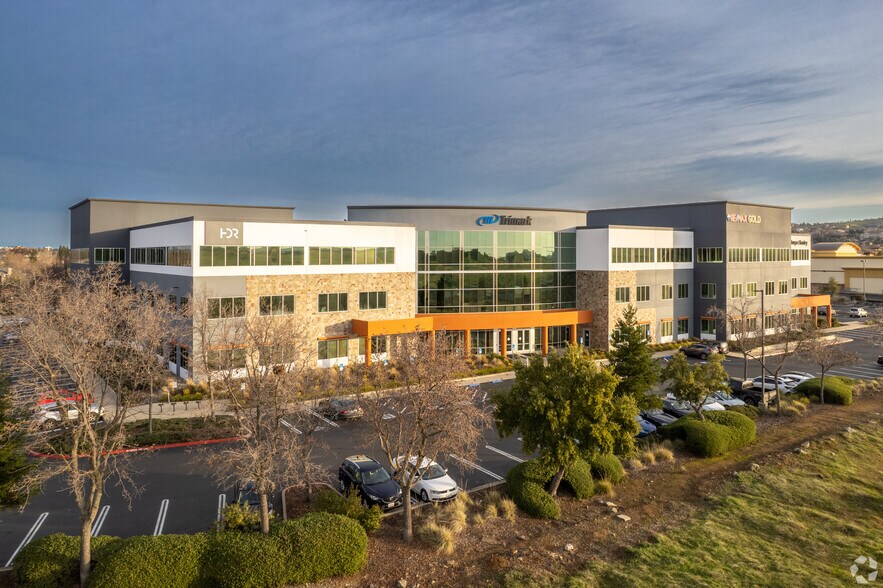 2365 Iron Point Rd, Folsom, CA à louer - Photo de l’immeuble – Image 1 sur 14