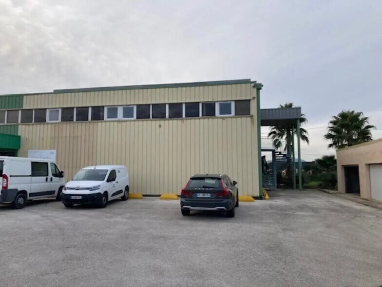 Local d’activités dans Hyères à louer - Photo de l’immeuble – Image 1 sur 10