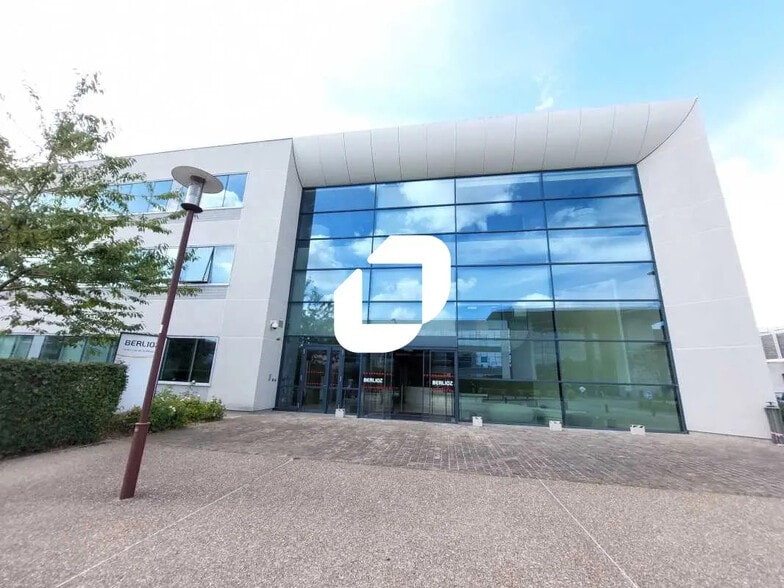 2-4 Rue De La Redoute, Guyancourt à louer - Photo de l’immeuble – Image 2 sur 15