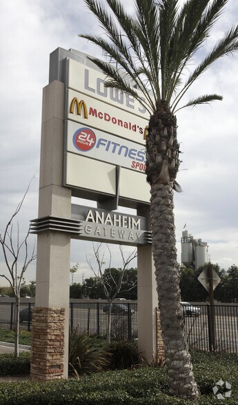 1500 N Lemon St, Anaheim, CA à louer - Photo de l’immeuble – Image 3 sur 9