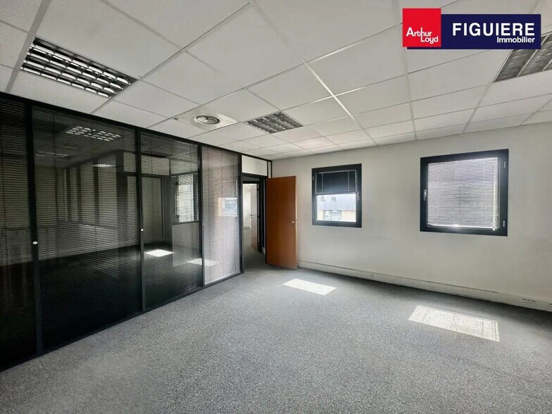 465 Rue Claude Nicolas Ledoux, Aix-en-Provence à louer - Photo de l’immeuble – Image 3 sur 12