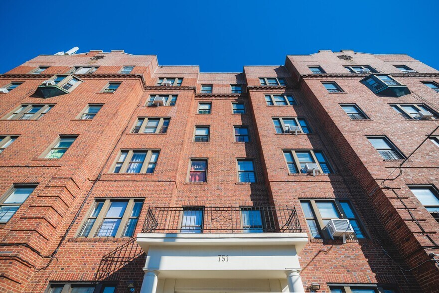 751 Troy Ave, Brooklyn, NY à vendre - Photo de l’immeuble – Image 2 sur 31
