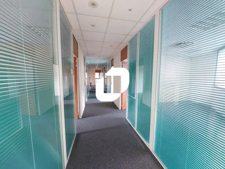 6 Rue Jean Pierre Timbaud, Montigny-le-Bretonneux à louer - Photo de l’immeuble – Image 3 sur 18
