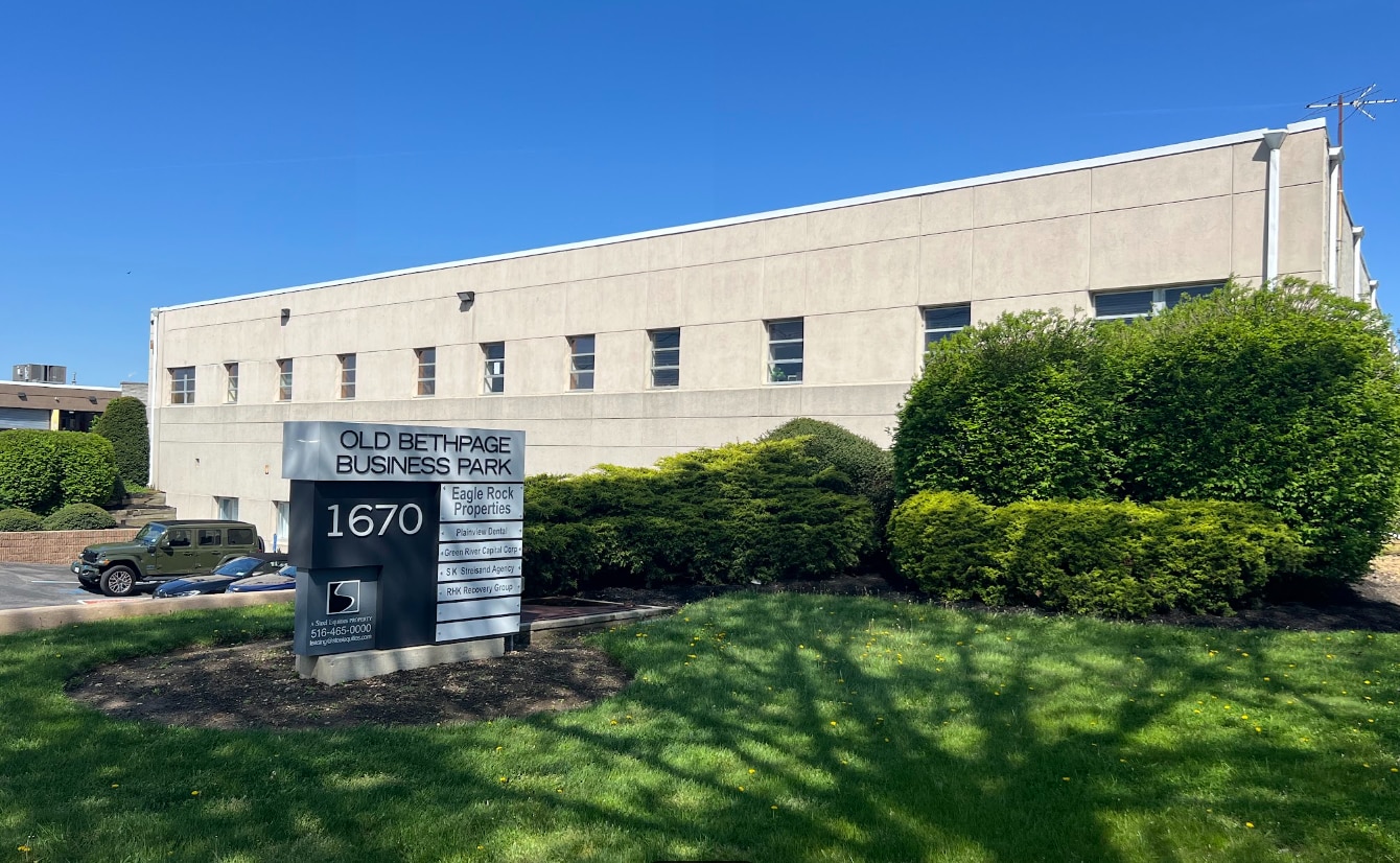 1670 Old Country Rd, Plainview, NY à louer Photo principale– Image 1 sur 15
