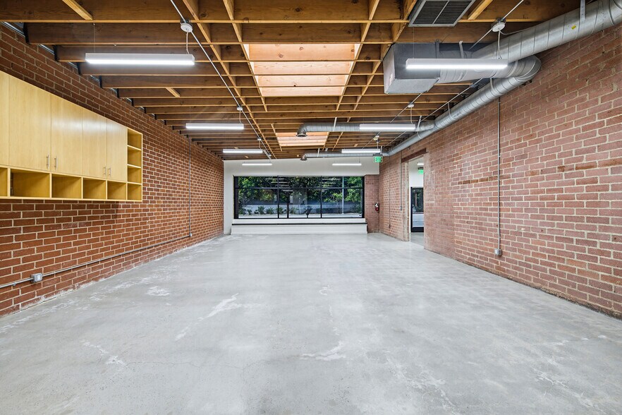 2558 Overland Ave, Los Angeles, CA à louer - Photo de l’immeuble – Image 2 sur 10