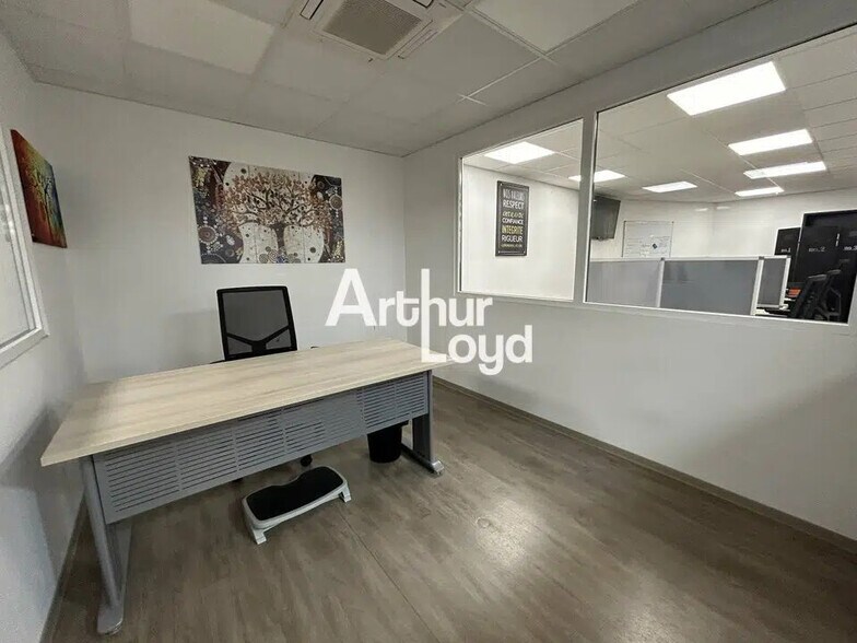 Bureau dans  à louer - Photo de l’immeuble – Image 3 sur 6