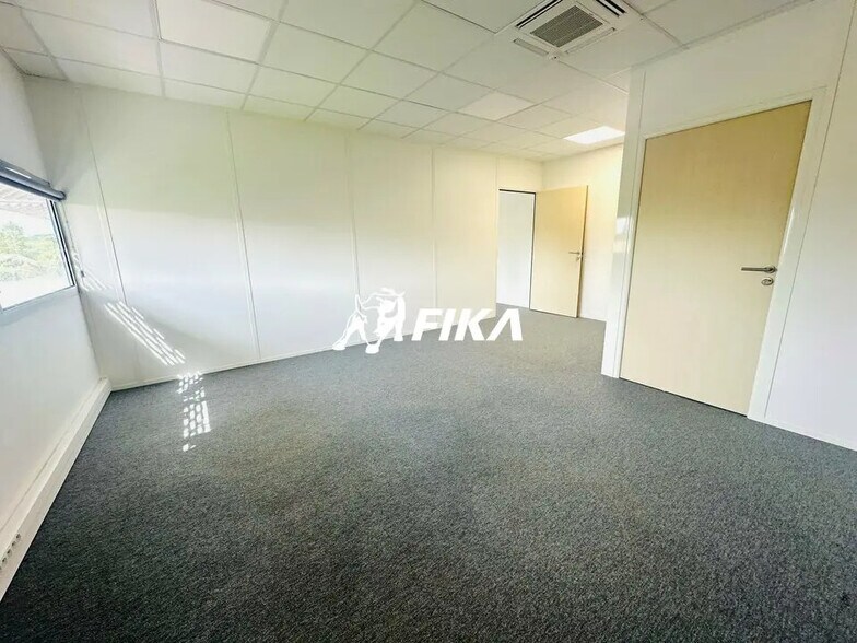 Bureau dans Canéjan à louer - Photo de l’immeuble – Image 2 sur 10