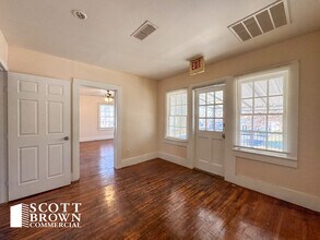 821 N Locust St, Denton, TX à louer Photo intérieure– Image 2 sur 6