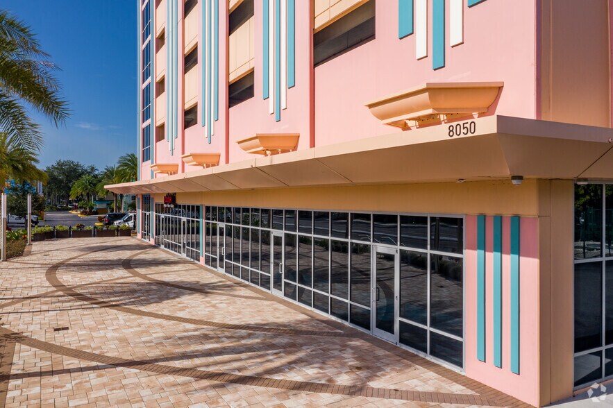 8050 International Dr, Orlando, FL à louer - Photo de l’immeuble – Image 2 sur 8
