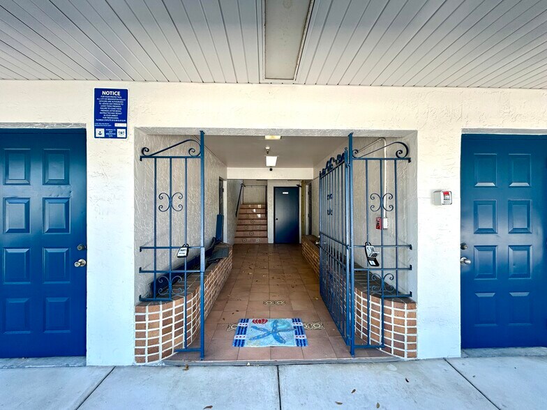 2027 Manatee Ave, Bradenton, FL à vendre - Photo de l’immeuble – Image 3 sur 12