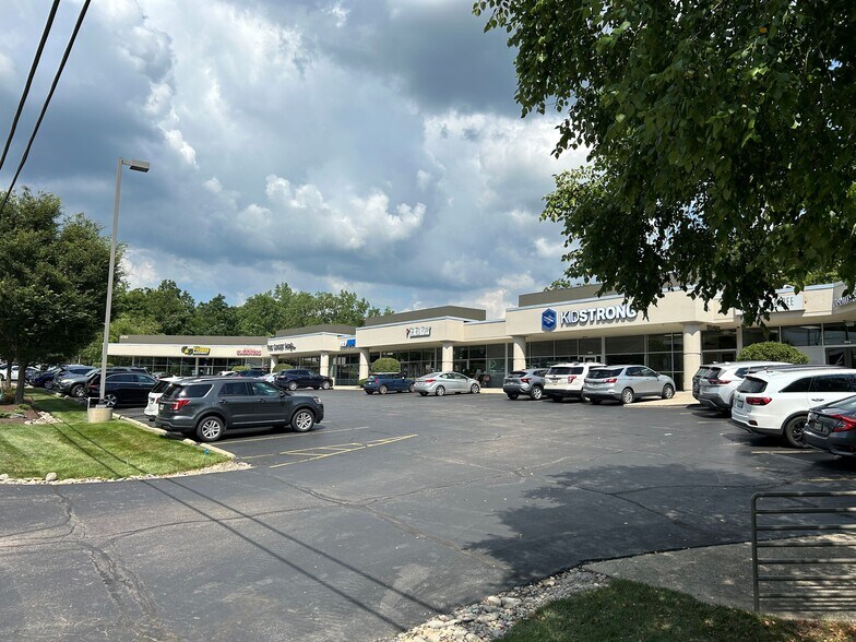 8740 Montgomery Rd, Cincinnati, OH à louer - Photo de l’immeuble – Image 3 sur 6