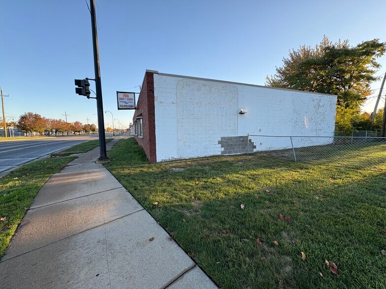 2405 Fort St, Lincoln Park, MI à vendre - Photo de l’immeuble – Image 2 sur 3
