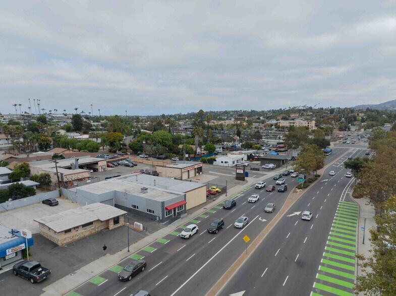 410 Vista Village Dr, Vista, CA à vendre - Photo de l’immeuble – Image 2 sur 17