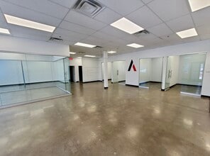 5579-5581 Rue Paré, Mt Royal, QC à louer Photo intérieure– Image 2 sur 8