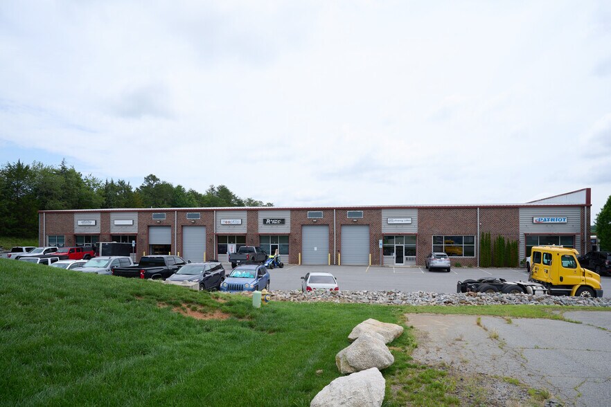 5851 Balsom Ridge Rd, Denver, NC à louer - Photo de l’immeuble – Image 2 sur 2