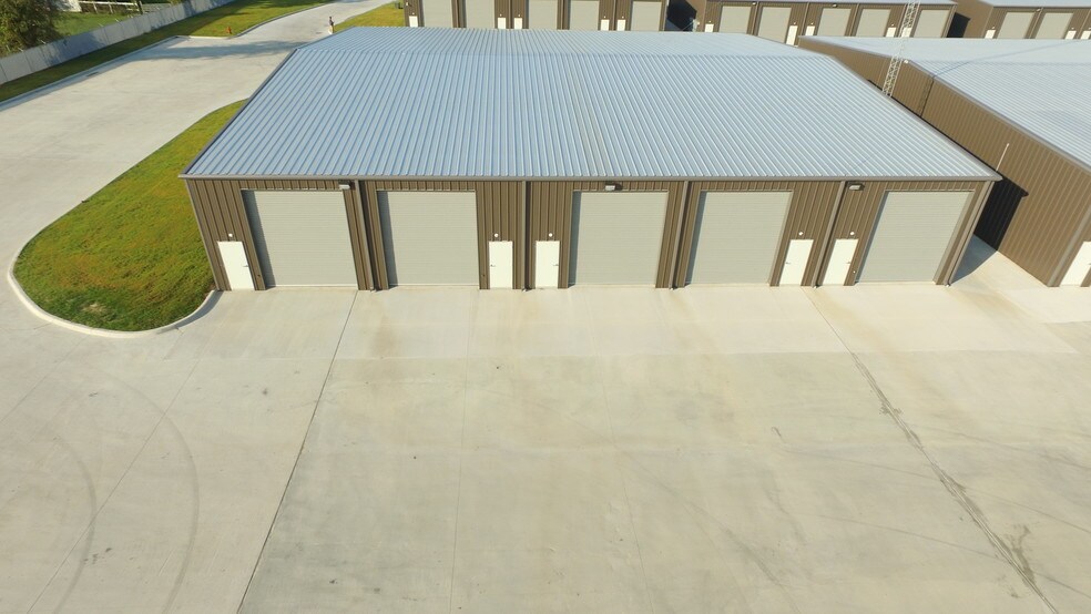 5969 Jones Rd, Bryan, TX à louer - Photo de l’immeuble – Image 3 sur 12