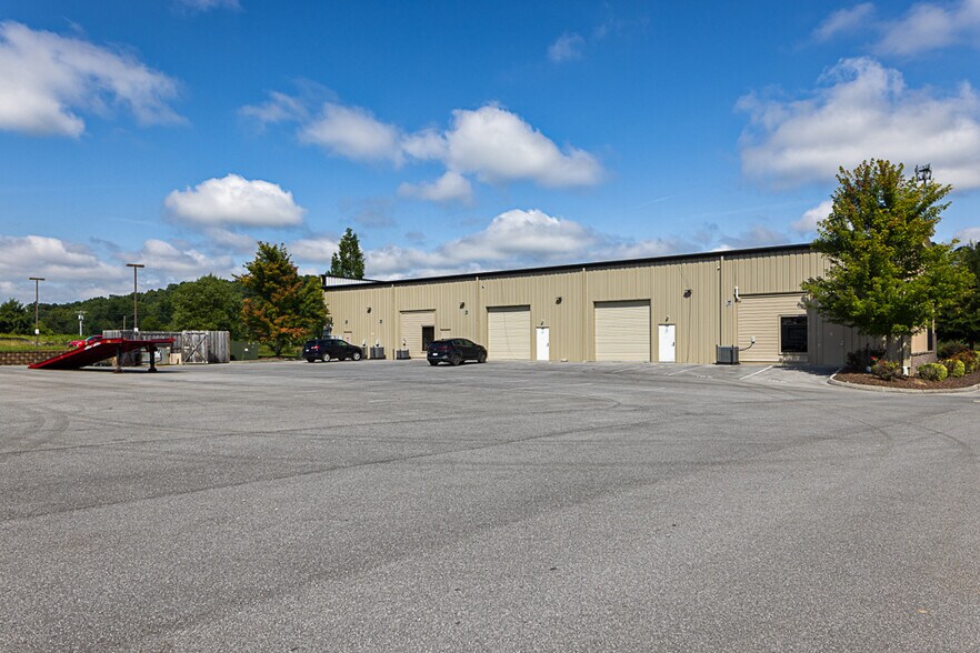 4504 Bristol Hwy, Johnson City, TN à louer - Photo de l’immeuble – Image 2 sur 3