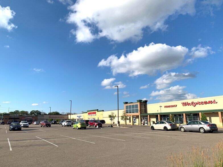 7817-7845 S Portland Ave, Bloomington, MN à louer - Photo de l’immeuble – Image 1 sur 6