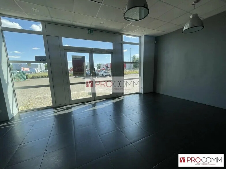 Local d’activités dans Chartres à louer - Photo de l’immeuble – Image 2 sur 10