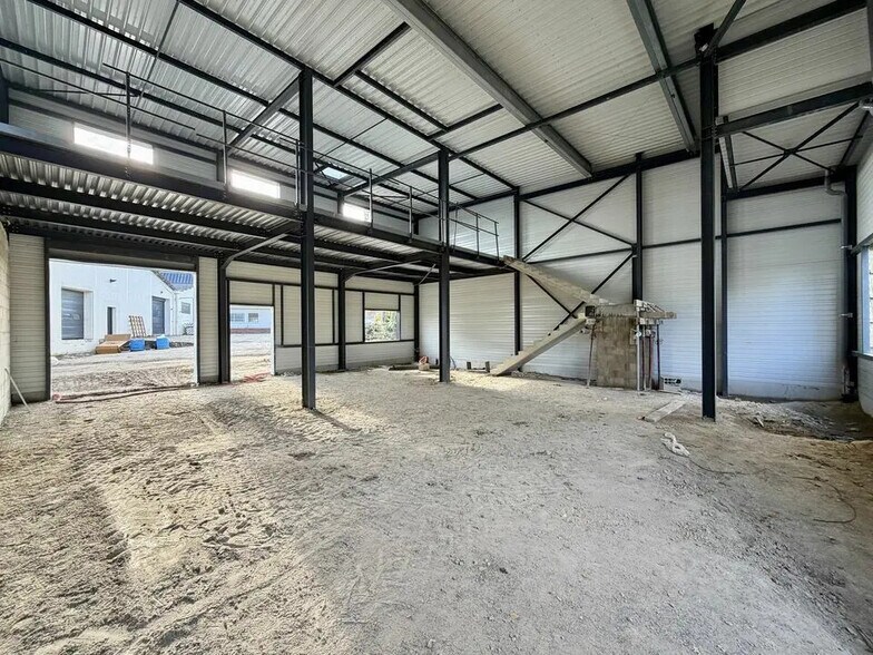 Local d’activités dans Asnières-sur-Oise à louer - Photo de l’immeuble – Image 1 sur 11