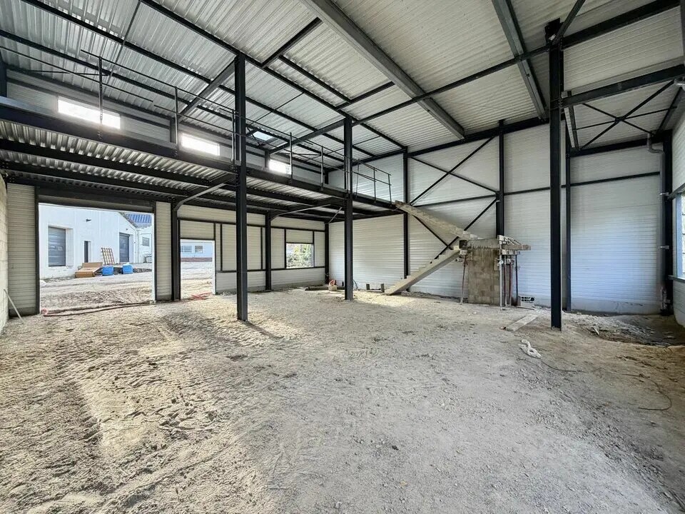 Local d’activités dans Asnières-sur-Oise à louer Photo de l’immeuble– Image 1 sur 12