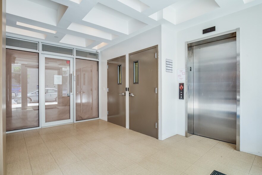9717 64th Rd, Rego Park, NY à louer - Photo intérieure – Image 2 sur 12