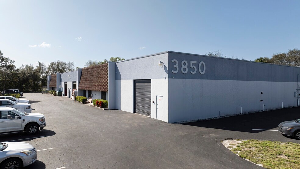 3850 Byron Dr, Riviera Beach, FL à louer - Photo de l’immeuble – Image 2 sur 3