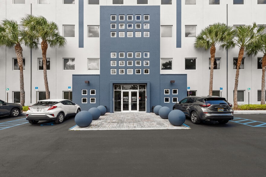 7791 NW 46th St, Doral, FL à louer - Photo de l’immeuble – Image 3 sur 8