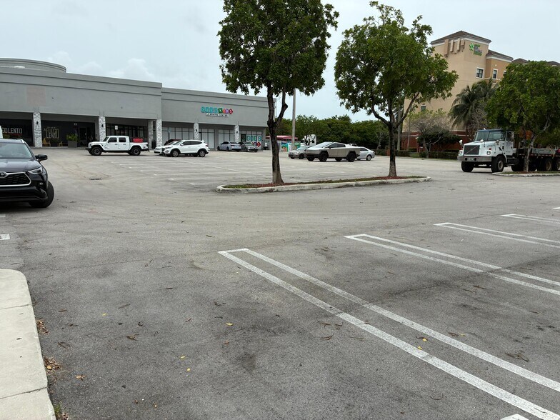 7780-7800 NW 25th St, Miami, FL à louer - Photo de l’immeuble – Image 3 sur 3